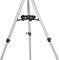 Biały, trójnożny statyw z regulowanymi nogami i półką pośrodku. Odpowiedni do kamer lub teleskopów.