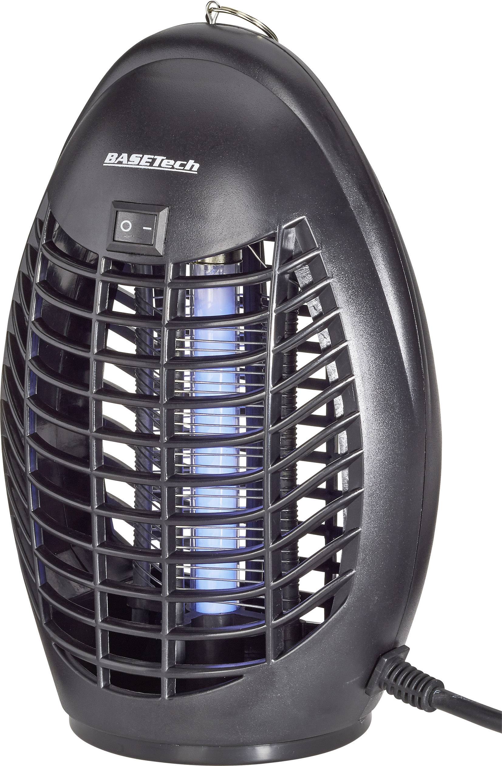 Elektryczny eliminator owadów w kolorze czarnym z niebieskim światłem i siatką. Po lewej stronie przycisk włączania. Przewód zasilający z boku urządzenia.