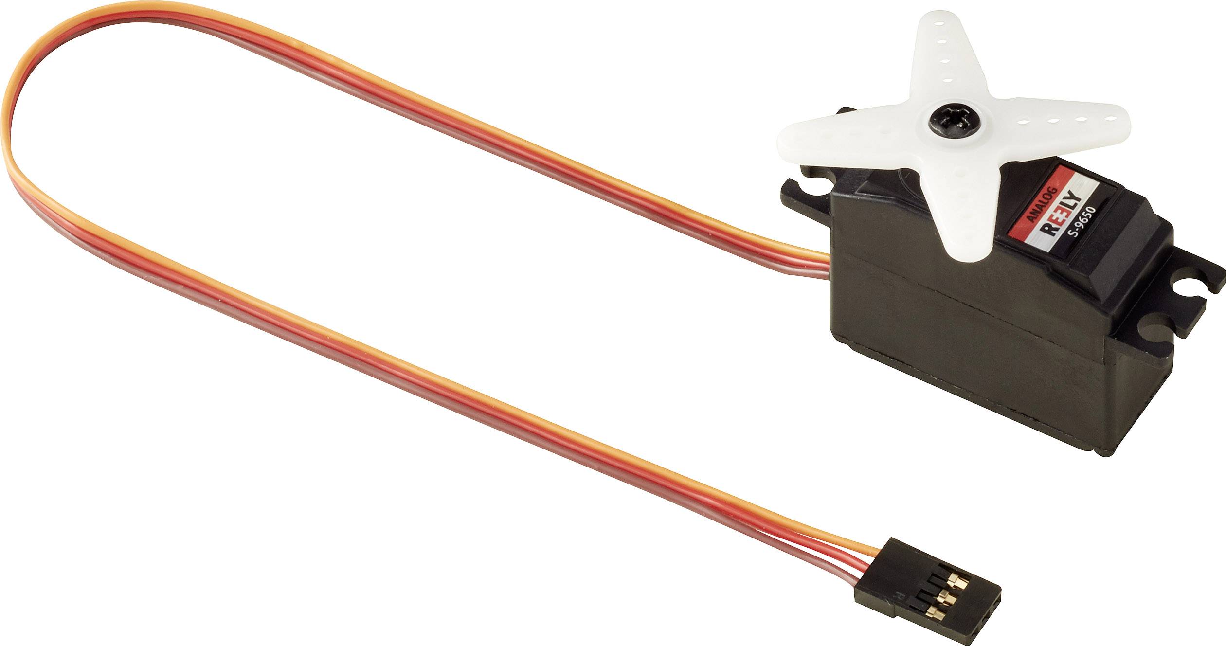 Serwo modelarskie z białym ramieniem krzyżowym i trzyprzewodowym kablem przyłączeniowym; powszechnie stosowane w zastosowaniach zdalnego sterowania i małych systemach robotycznych.