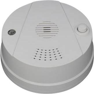 Okrągły czujnik dymu z przyciskiem testowym i otworami wentylacyjnymi, zamontowany na suficie, służy bezpieczeństwu i prewencji przeciwpożarowej.