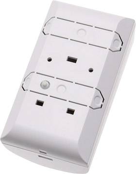 Biała elektryczna listwa zasilająca z zaokrąglonymi narożnikami, wyposażona w kilka gniazd do podłączenia adapterów lub urządzeń.