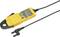 Żółte, przenośne urządzenie elektryczne pomiarowe z kablem i wtyczką, służące do pomiaru natężenia prądu w przewodach.