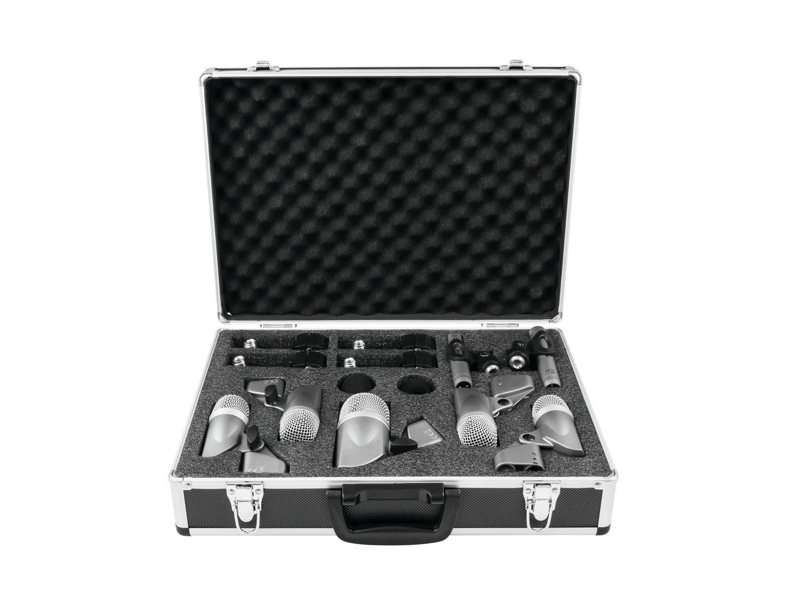 Zestaw mikrofonów w otwartej walizce z wkładką piankową, składający się z kilku mikrofonów i akcesoriów, idealny do nagrań.