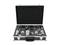 Zestaw mikrofonów w otwartej walizce z wkładką piankową, składający się z kilku mikrofonów i akcesoriów, idealny do nagrań.