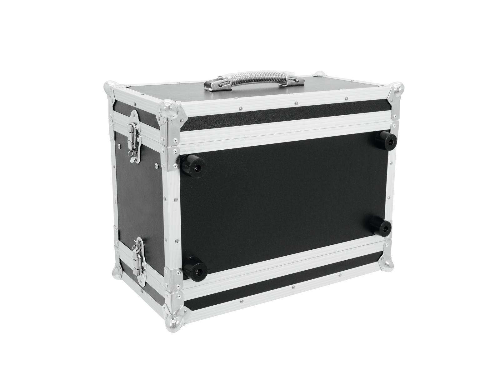 Czarny, prostokątny kontener transportowy z srebrnymi metalowymi narożnikami, dwoma zamkami i uchwytem do przenoszenia na górze.