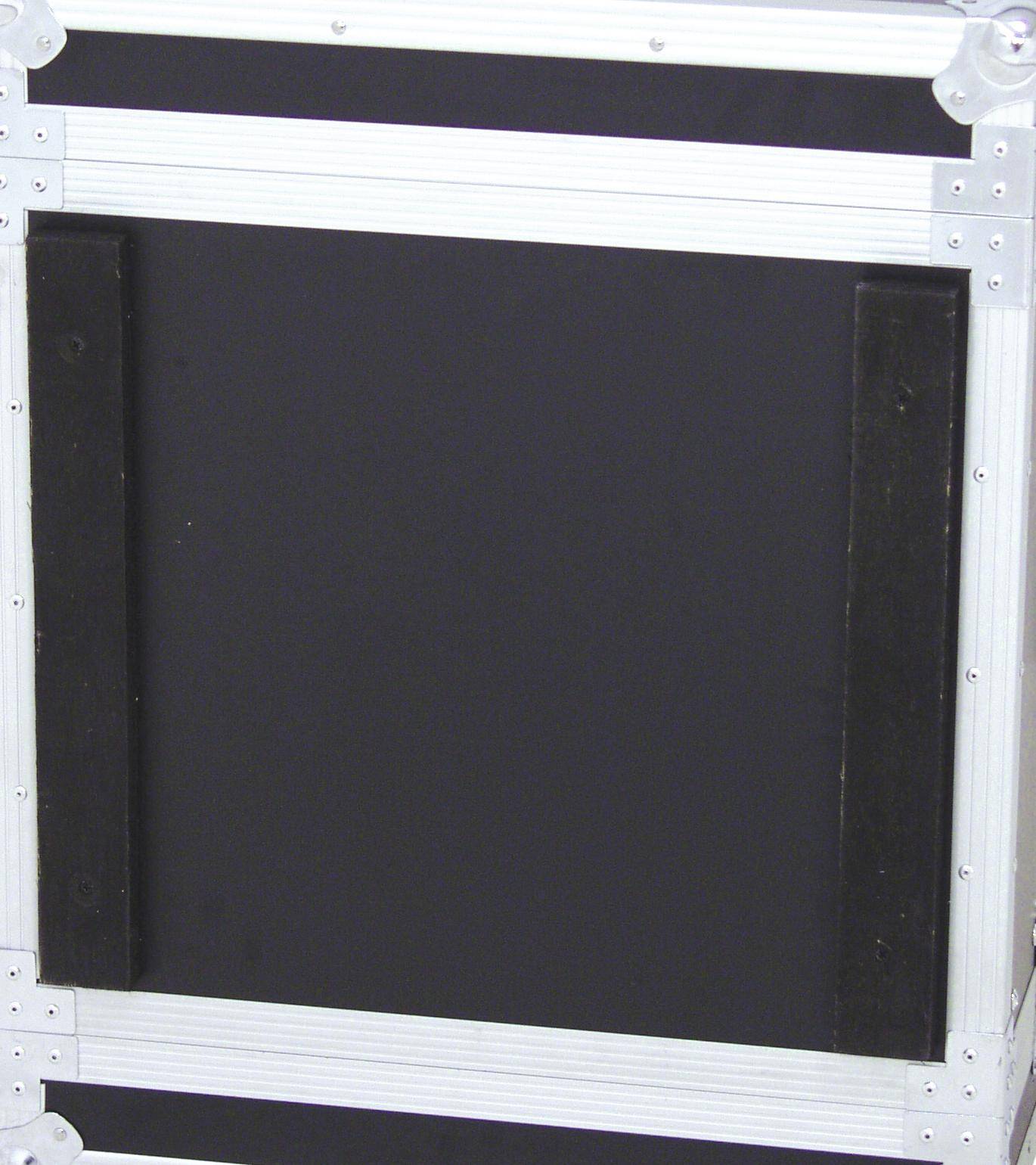 Czarny prostokątny pojemnik z szarymi metalowymi wzmocnieniami na rogach i krawędziach, prawdopodobnie kontener transportowy.