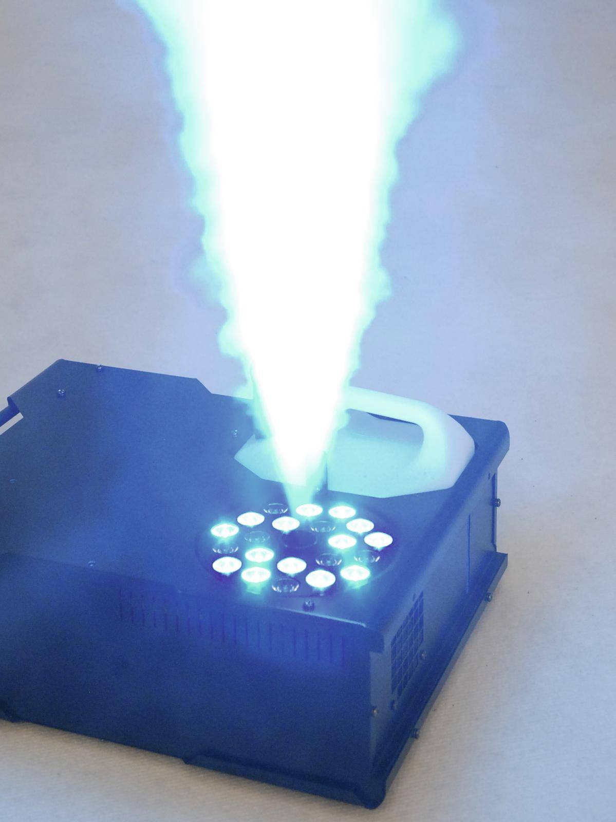 Czarne urządzenie generuje intensywny, niebieski promień światła skierowany w powietrze, prawdopodobnie będący elementem pokazu scenicznego.