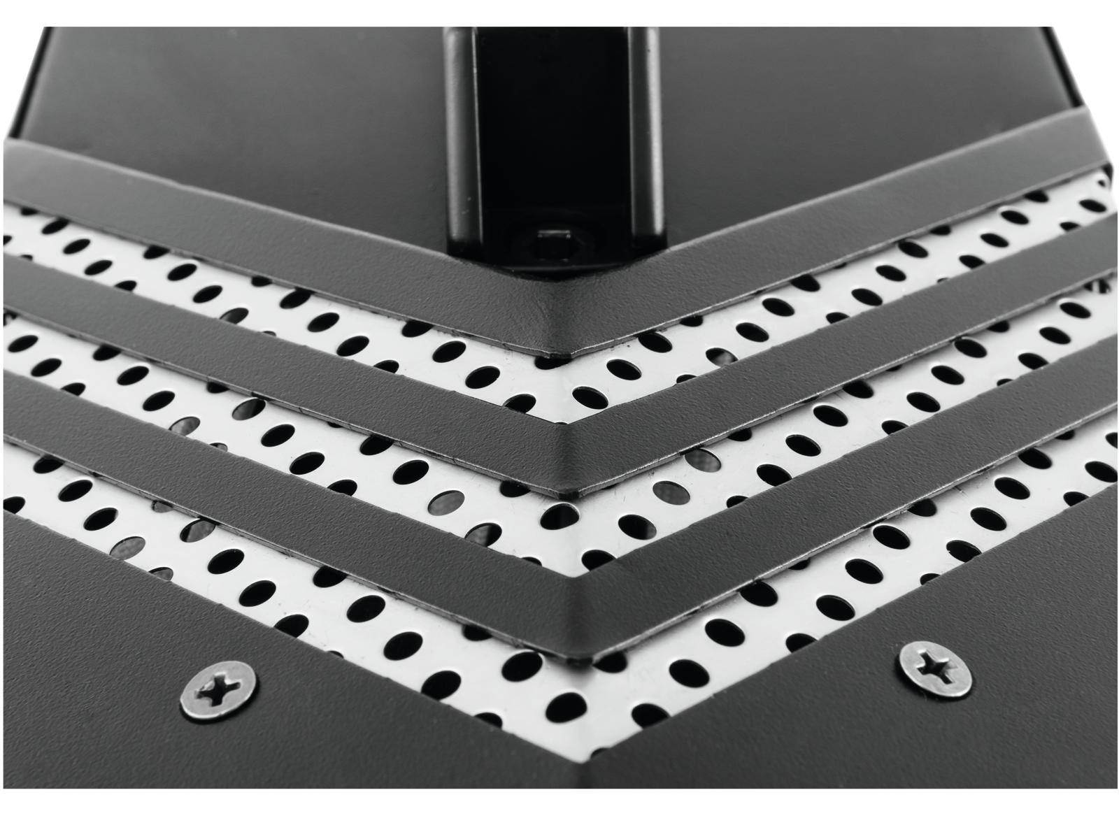 Zbliżenie na ułożone symetrycznie arkusze metalowe w kropki, połączone śrubami.