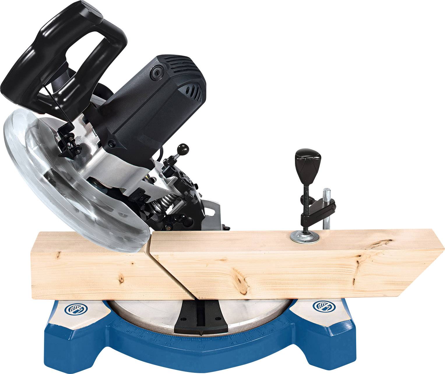 Piła ukośnica przecina blok drewna; głowica piły jest pochylona do wykonania ciętą pod skosem.