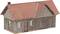 Mały domek makieta z czerwonym dachem ceramicznym i drewnianymi ścianami. Ma okna i drzwi z przodu, wygląda rustykalnie.