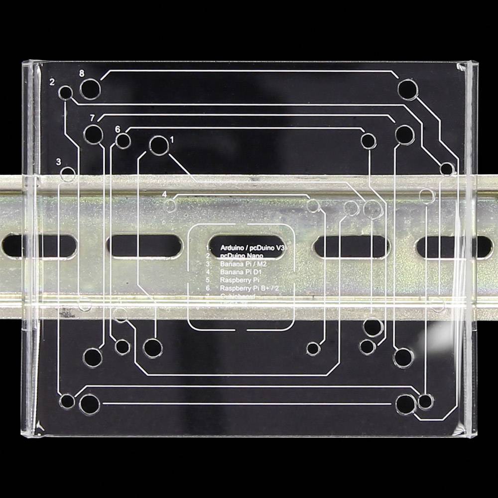 Przezroczysty uchwyt z tworzywa sztucznego, kompatybilny z różnymi płytkami Arduino i Raspberry Pi, zamontowany na szynie metalowej.