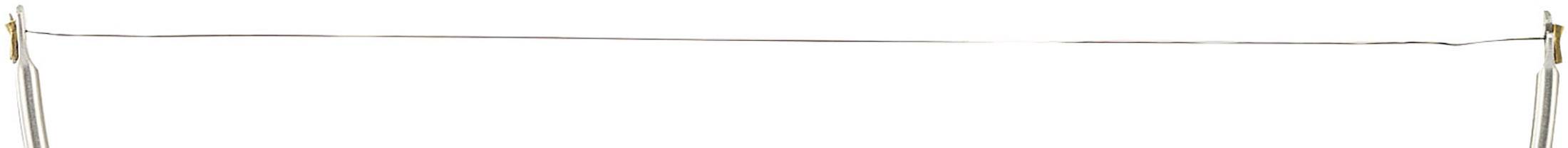 Dwie igły połączone długą białą nicią, widok poziomy, na białym tle.