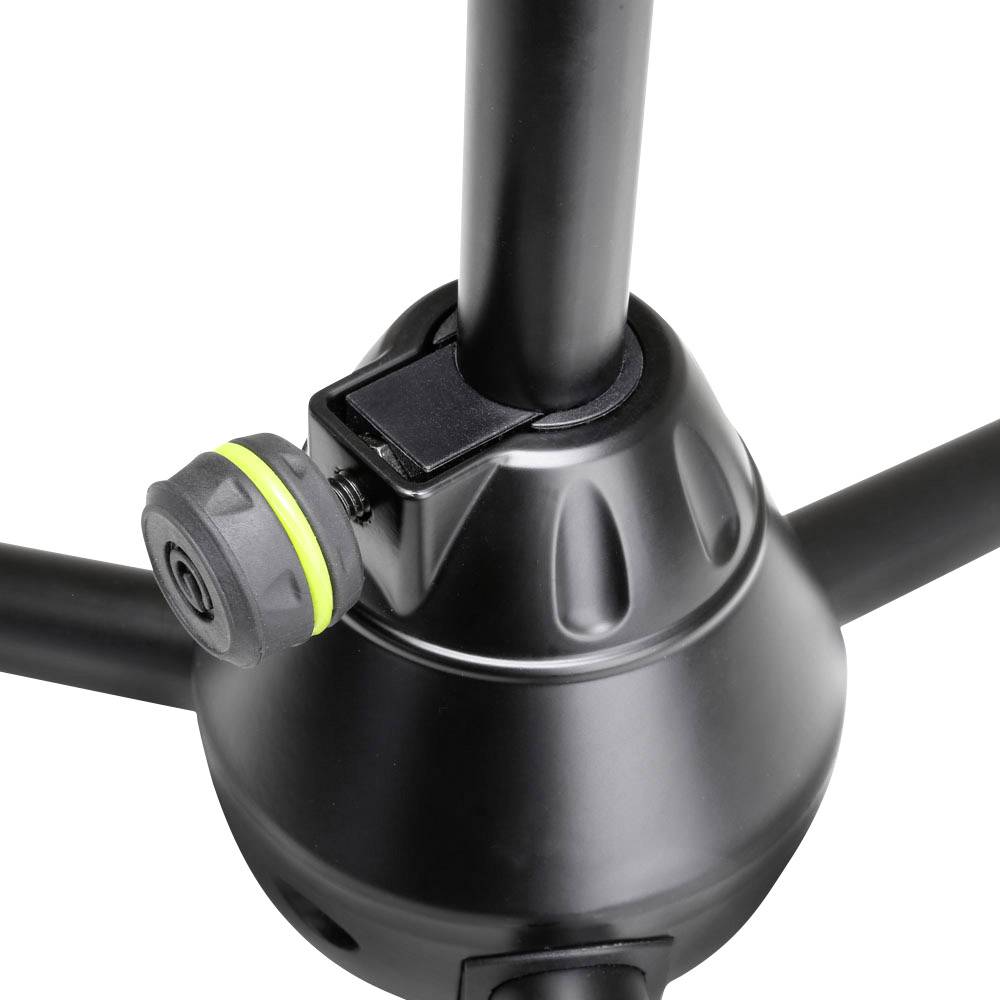 Zbliżenie czarnego statywu mikrofonowego z regulowanym pokrętłem; prezentuje stabilną konstrukcję i funkcjonalność.