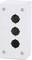 Biała skrzynka elektryczna z trzema czarnymi, okrągłymi gniazdami oraz czterema widocznymi śrubami w narożnikach.