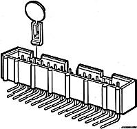 Diagram złącza z wieloma gniazdami i stykami, oznaczony w celu zademonstrowania użycia klucza blokującego do odblokowania.