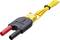 Adapter kablowy z dwoma wtyczkami (jedna czerwona, jedna czarna) i żółtymi przewodami, używany do łączenia urządzeń elektrycznych.