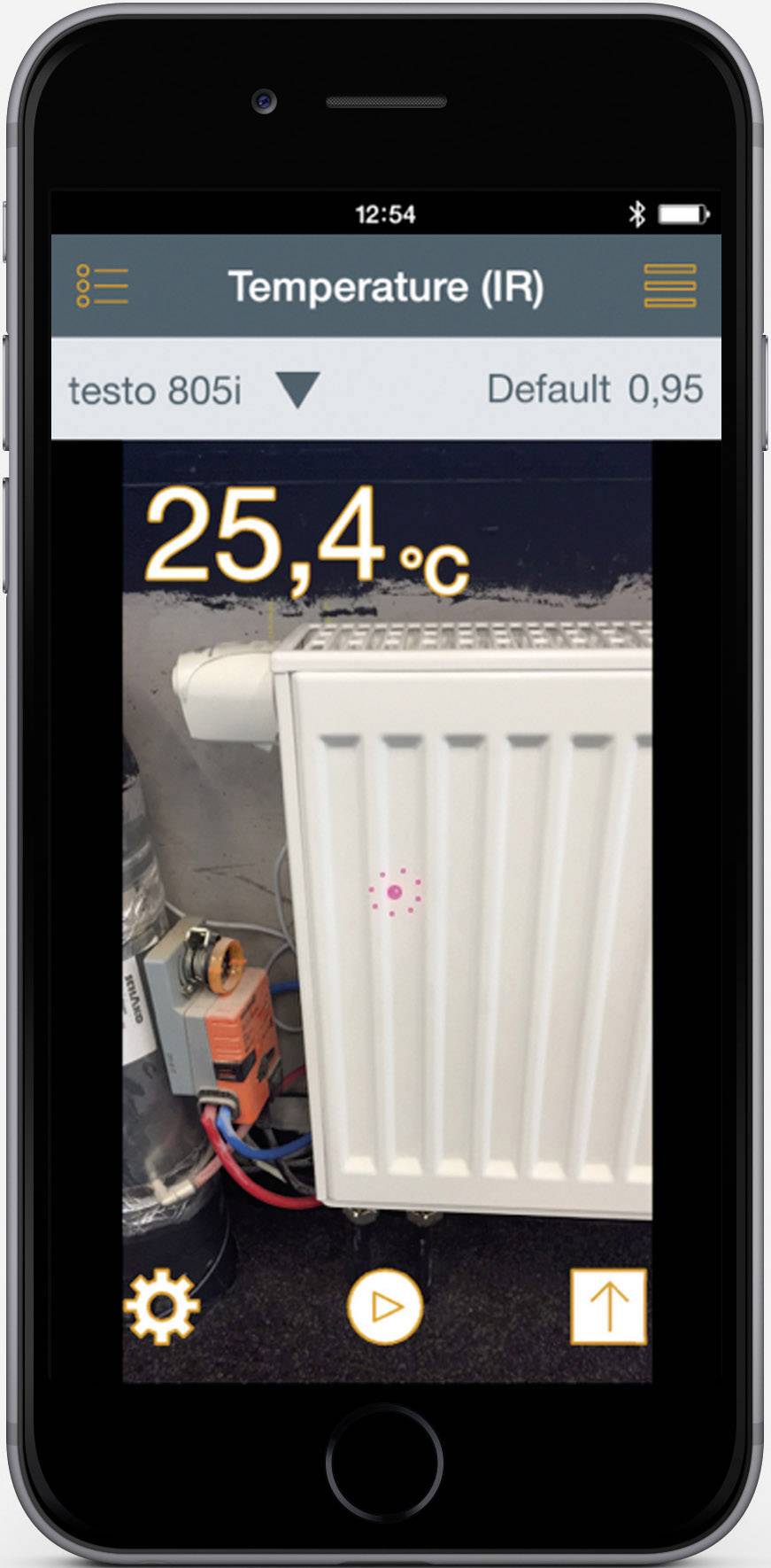 Ekran smartfona wyświetla pomiar temperatury 25,4 °C na grzejniku za pomocą aplikacji termometrycznej.