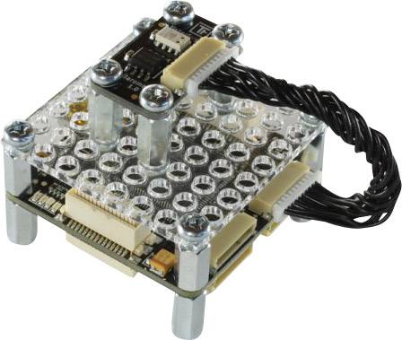 Mały elektroniczny stos płytek drukowanych z wieloma złączami, kablami i widocznymi śrubami, prawdopodobnie moduł lub czujnik.