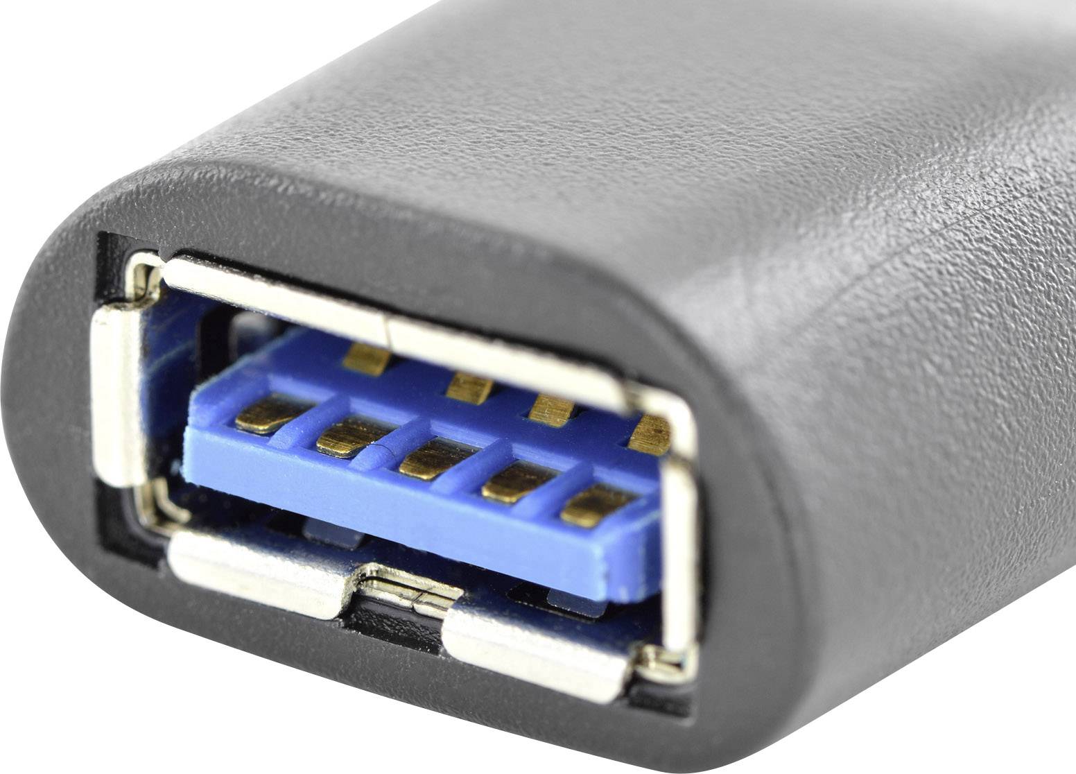 Zbliżenie złącza USB 3.0 z niebieskimi stykami wewnętrznymi i czarną obudową, przeznaczonego do szybkiego przesyłania danych.