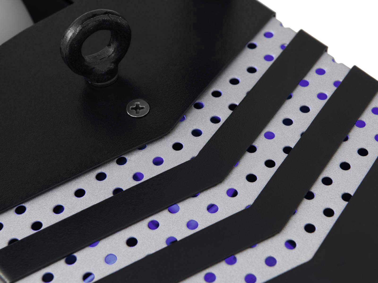 Zbliżenie metalowej kratki wentylacyjnej z niebieskimi punktami świetlnymi i czarną śrubą mocującą w lewym górnym rogu.