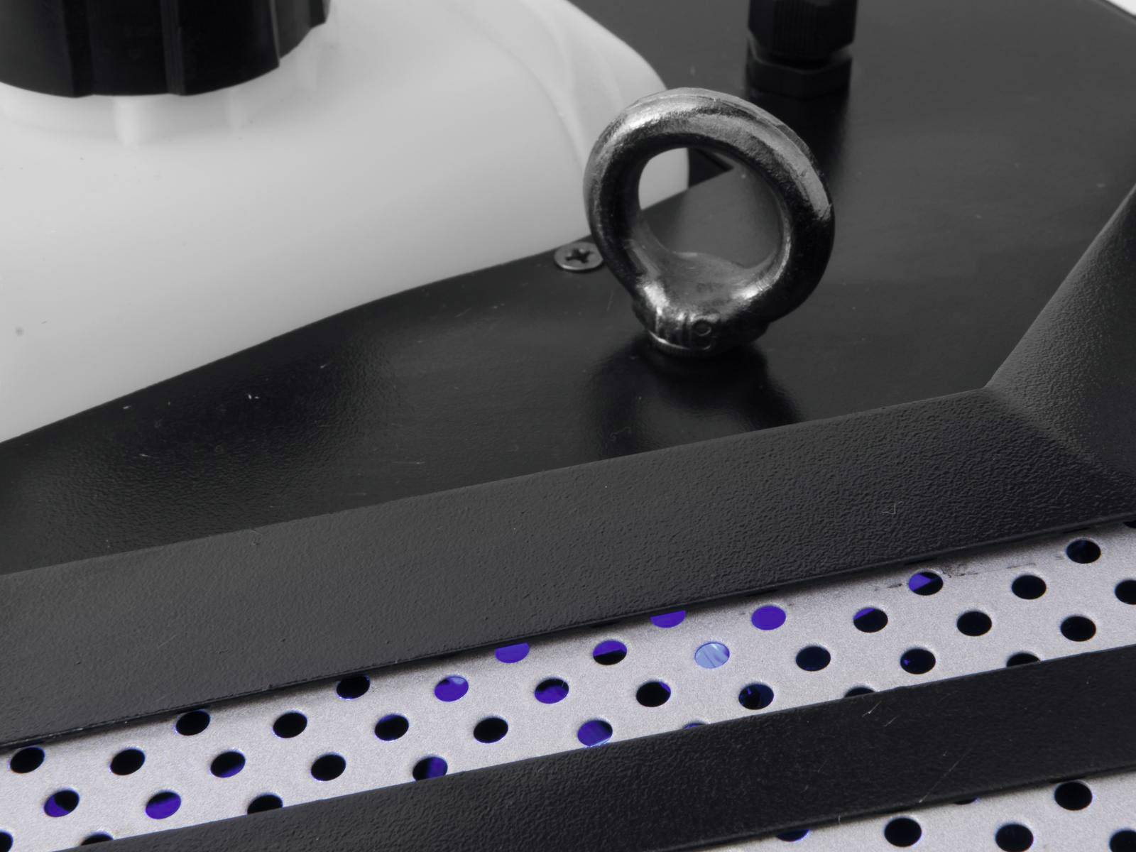 Zbliżenie czarnego metalowego haka na perforowanej metalowej powierzchni. W tle widoczna jest część białego pojemnika.