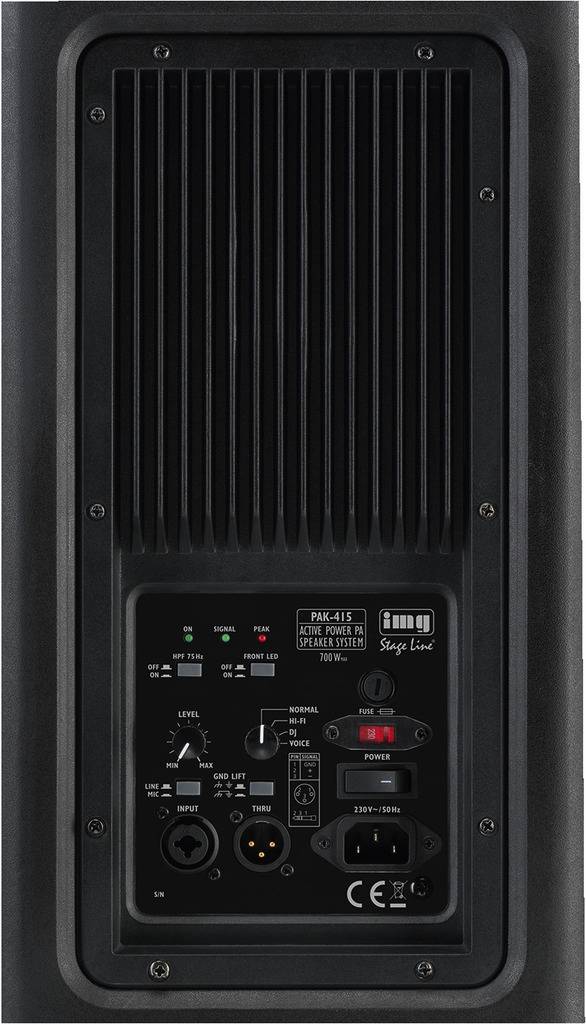 Tylna strona głośnika z żeberkami chłodzącymi, kilkoma złączami i regulatorami. Widoczna jest nazwa marki i numer modelu.