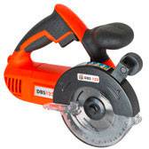 Czerwone i czarne narzędzie elektryczne, prawdopodobnie ręczna piła tarczowa, z uchwytem i widocznym brzeszczotem.