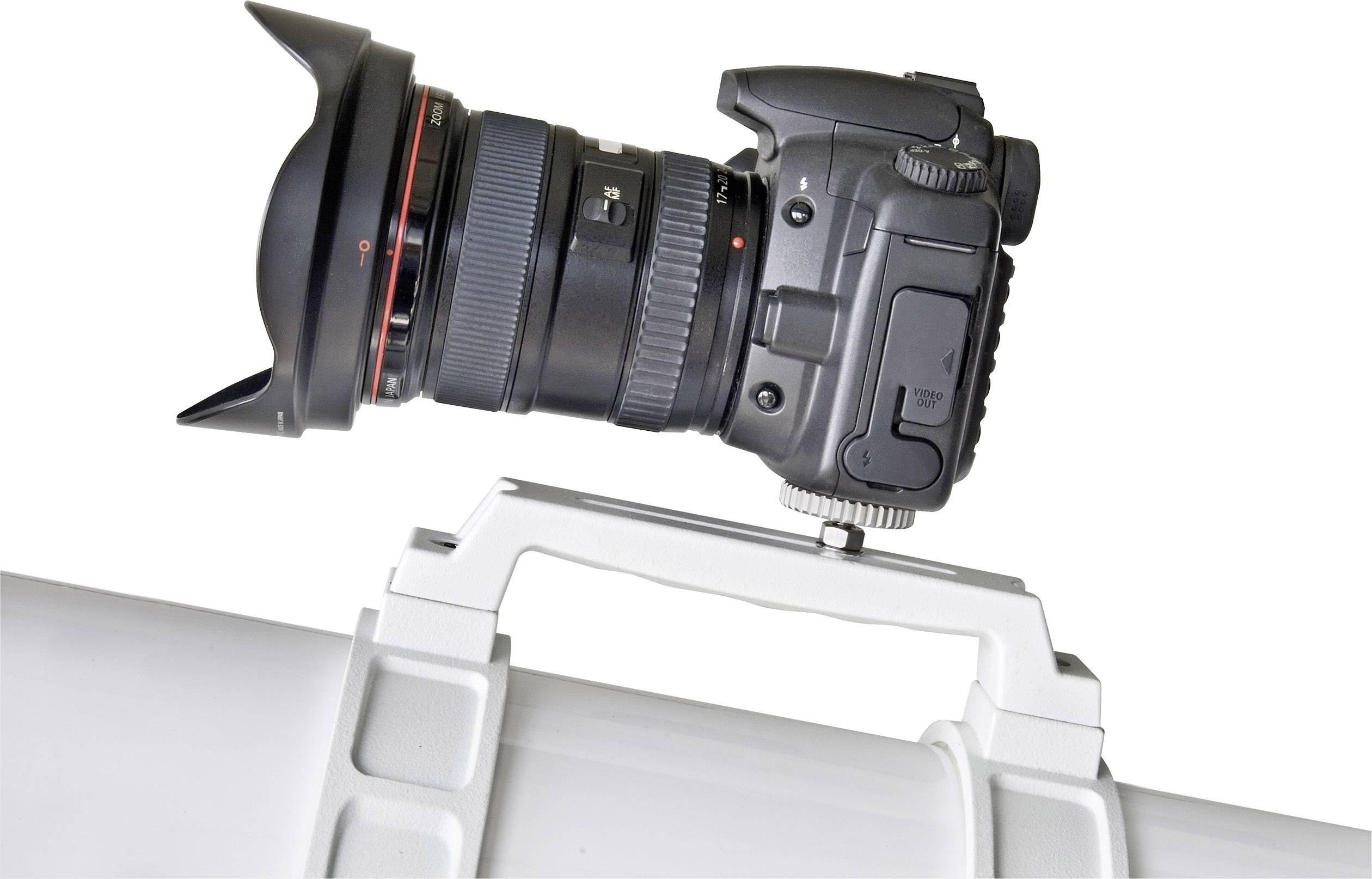 Cyfrowy aparat fotograficzny z obiektywem szerokokątnym, zamontowany na białym wysuwnym statywie.