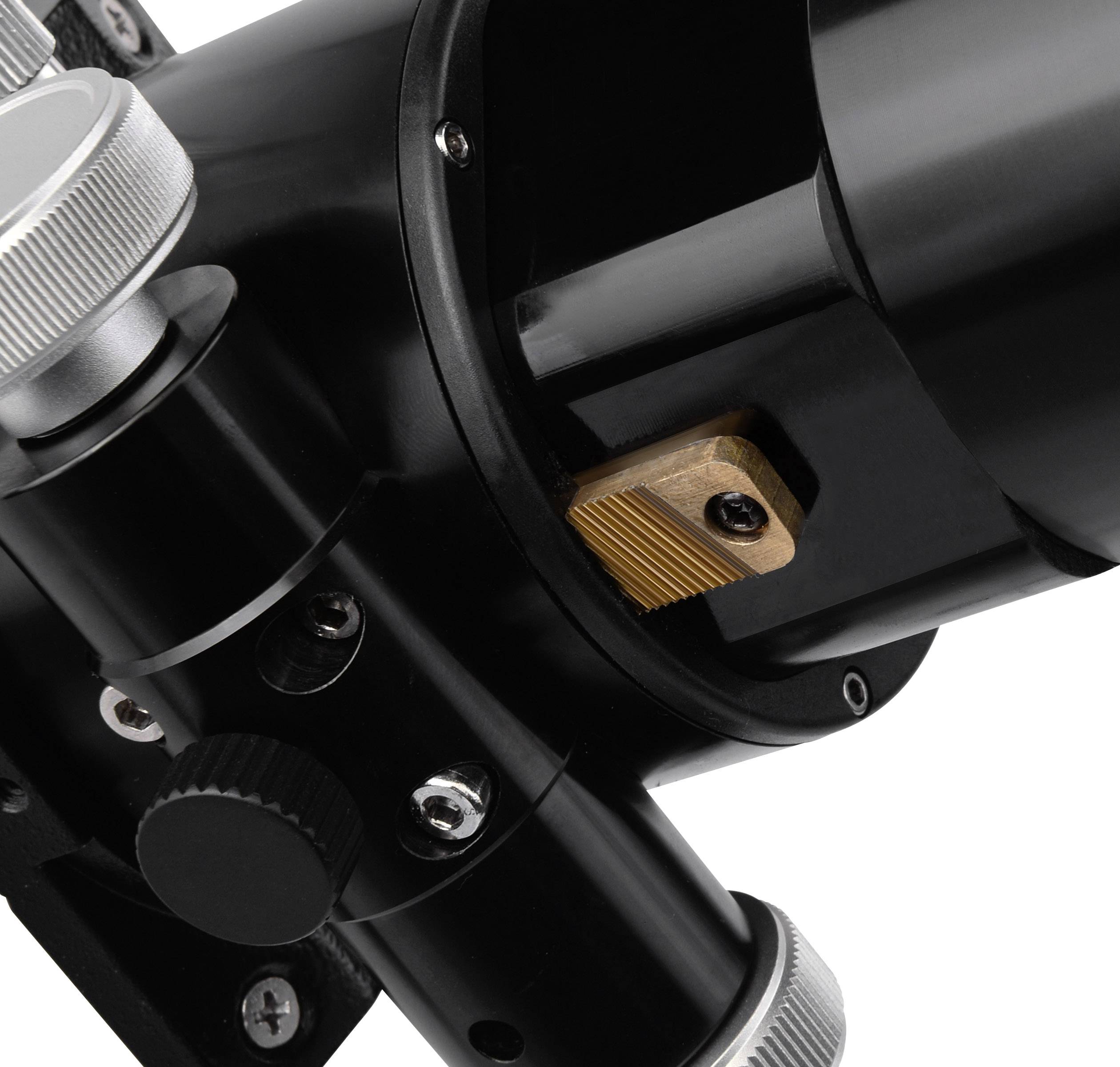 Zbliżenie czarnego, metalowego okularu teleskopu z srebrnymi i złotymi elementami regulacyjnymi.