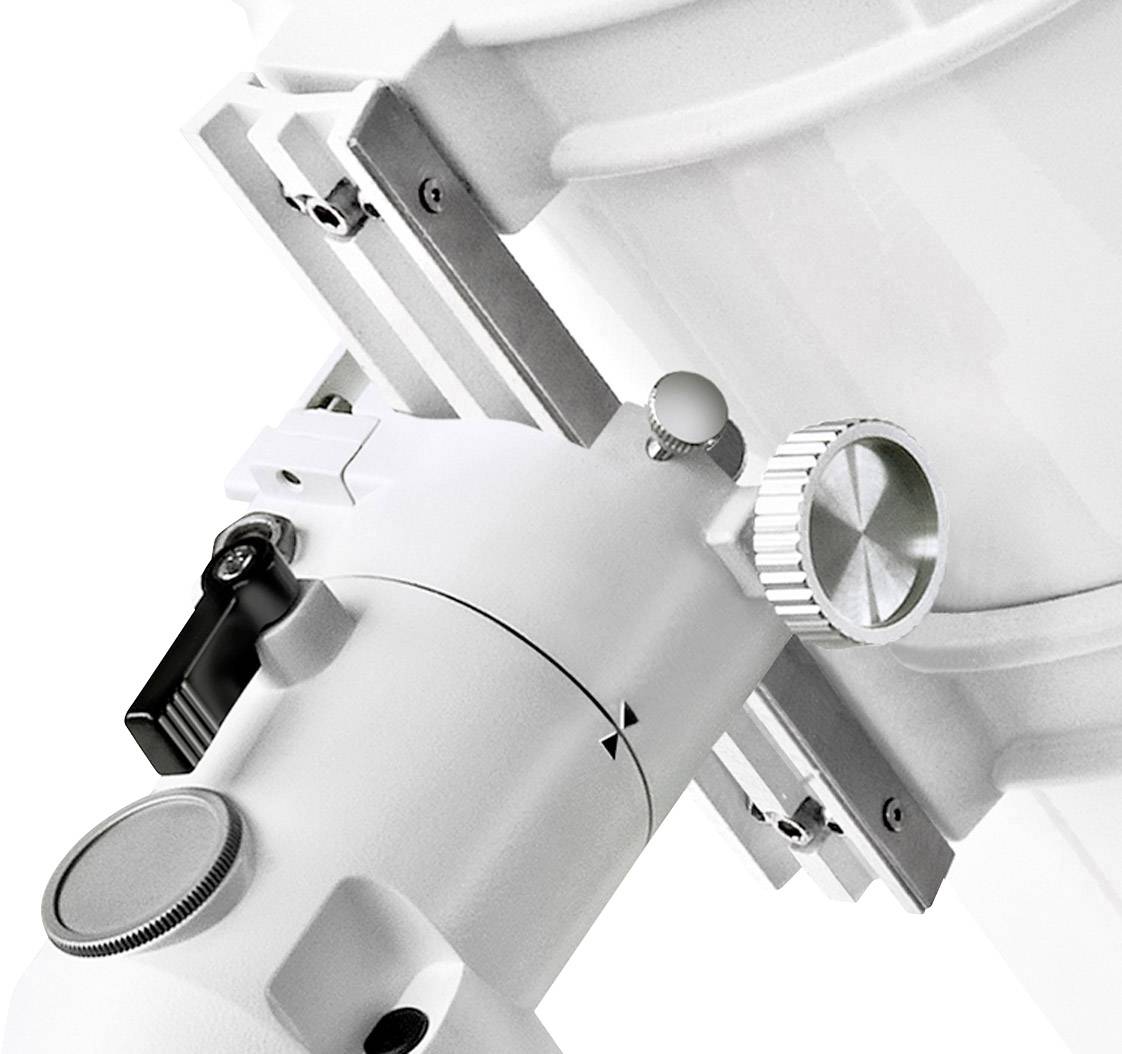 Szczegółowy zdjęcie białego, mechanicznego urządzenia z zaciskami i okrągłą śrubą regulacyjną, prawdopodobnie będącego częścią maszyny.