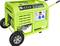Zielony generator na kółkach, model 'ZI-STE8000' firmy Zipper, z uchwytem, wyświetlaczem i niebieskimi gniazdami.