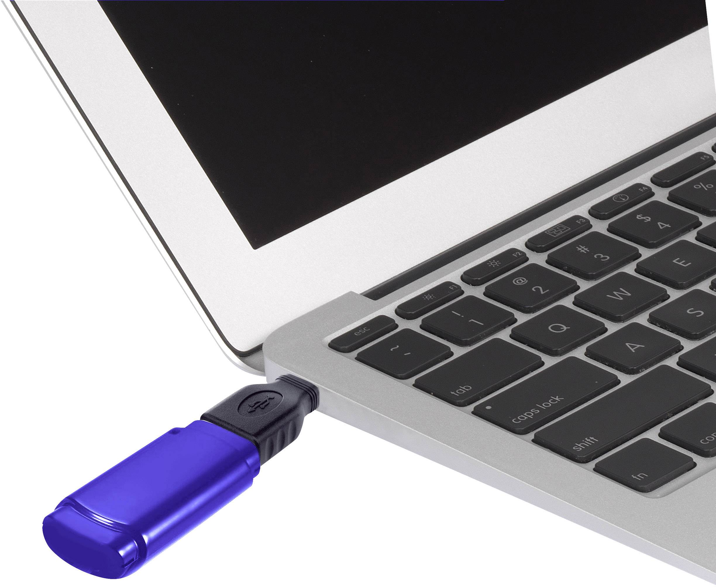 Niebieski pendrive jest wetknięty do laptopa. Laptop jest częściowo otwarty, widać jego klawiaturę.