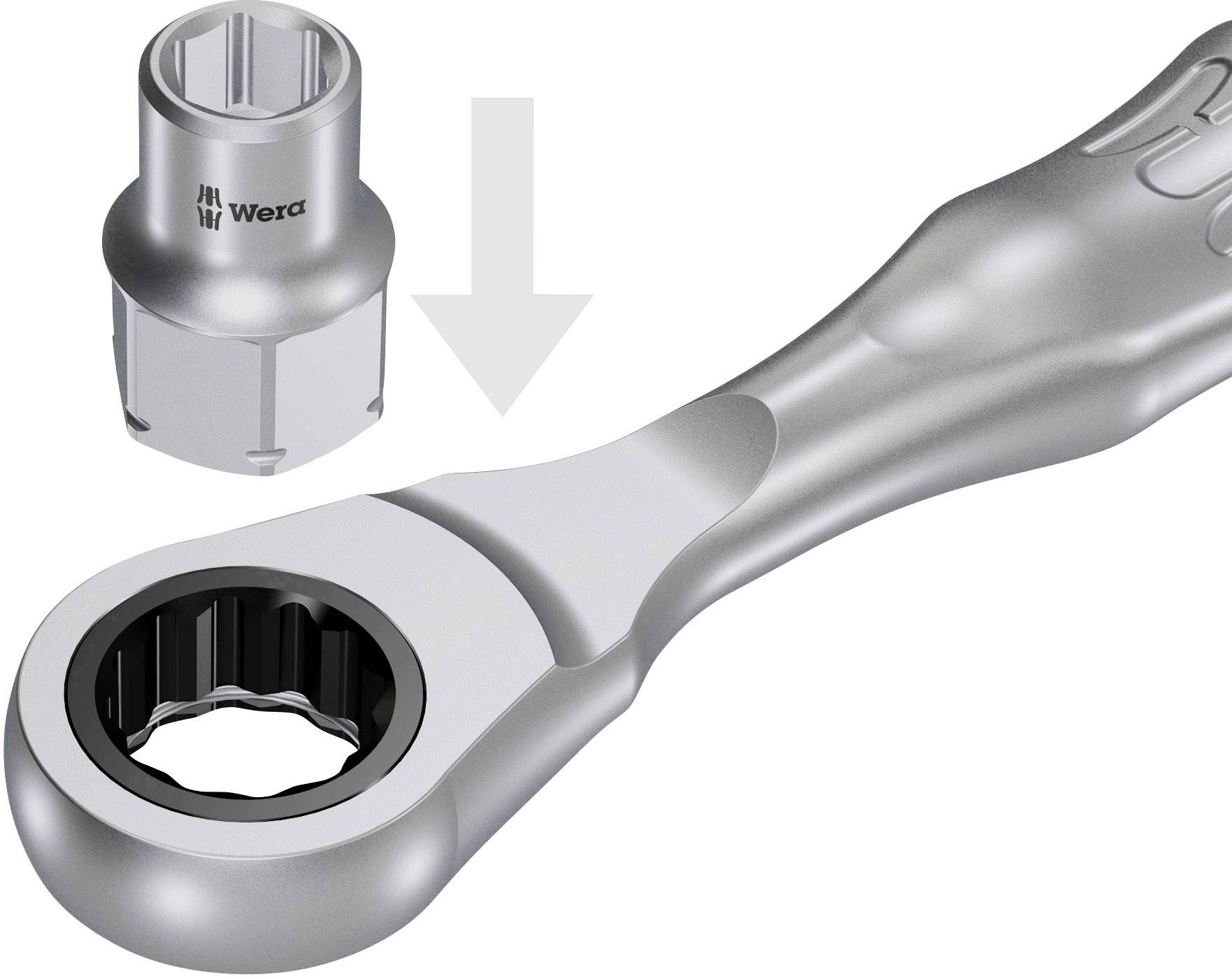 Srebrny łeb grzechotki z nasadką klucza nasadowego. Strzałka wskazuje połączenie obu części.