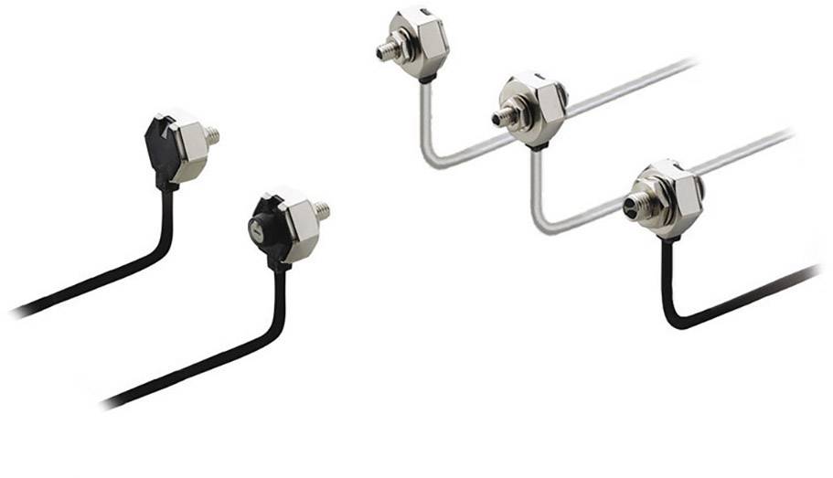 Elektryczne połączenia z czarnymi i srebrnymi złączami, częściowo zagiętymi pod kątem prostym.