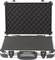 Otwarty srebrny walizka twarda z czarną wyściółką z pianki. Walizka posiada dwa zamknięcia zatrzaskowe z przodu.