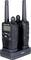 Dwa czarne radiotelefony, model 'freecomm 700', stoją w stacji ładującej. Jeden z nich wyświetla ekran i posiada przyciski sterujące.