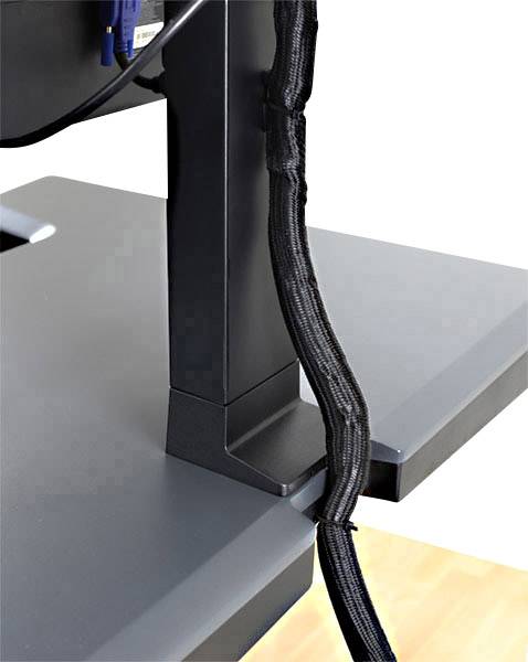 Kanał kablowy prowadzi czarny kabel wzdłuż czarnego metalowego stołu. Stół ma gładką powierzchnię.