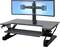 Regulowany pionowo adapter na biurko z możliwością umieszczenia dwóch monitorów obok siebie, odpowiedni dla ergonomicznych konfiguracji stanowiska pracy.