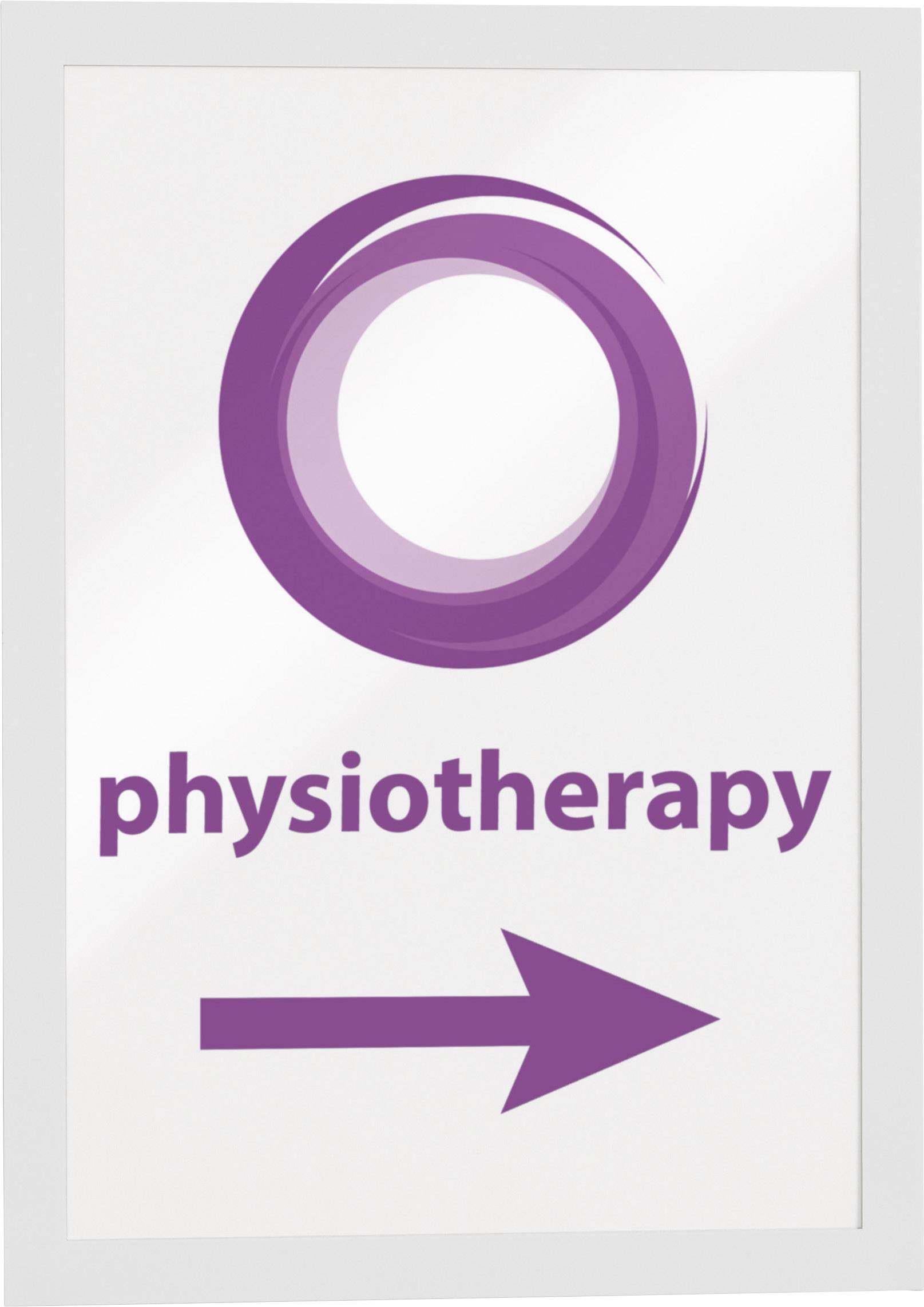 Fioletowe logo z kołem nad słowem 'fizjoterapia' oraz strzałką wskazuje kierunek do gabinetu fizjoterapii.