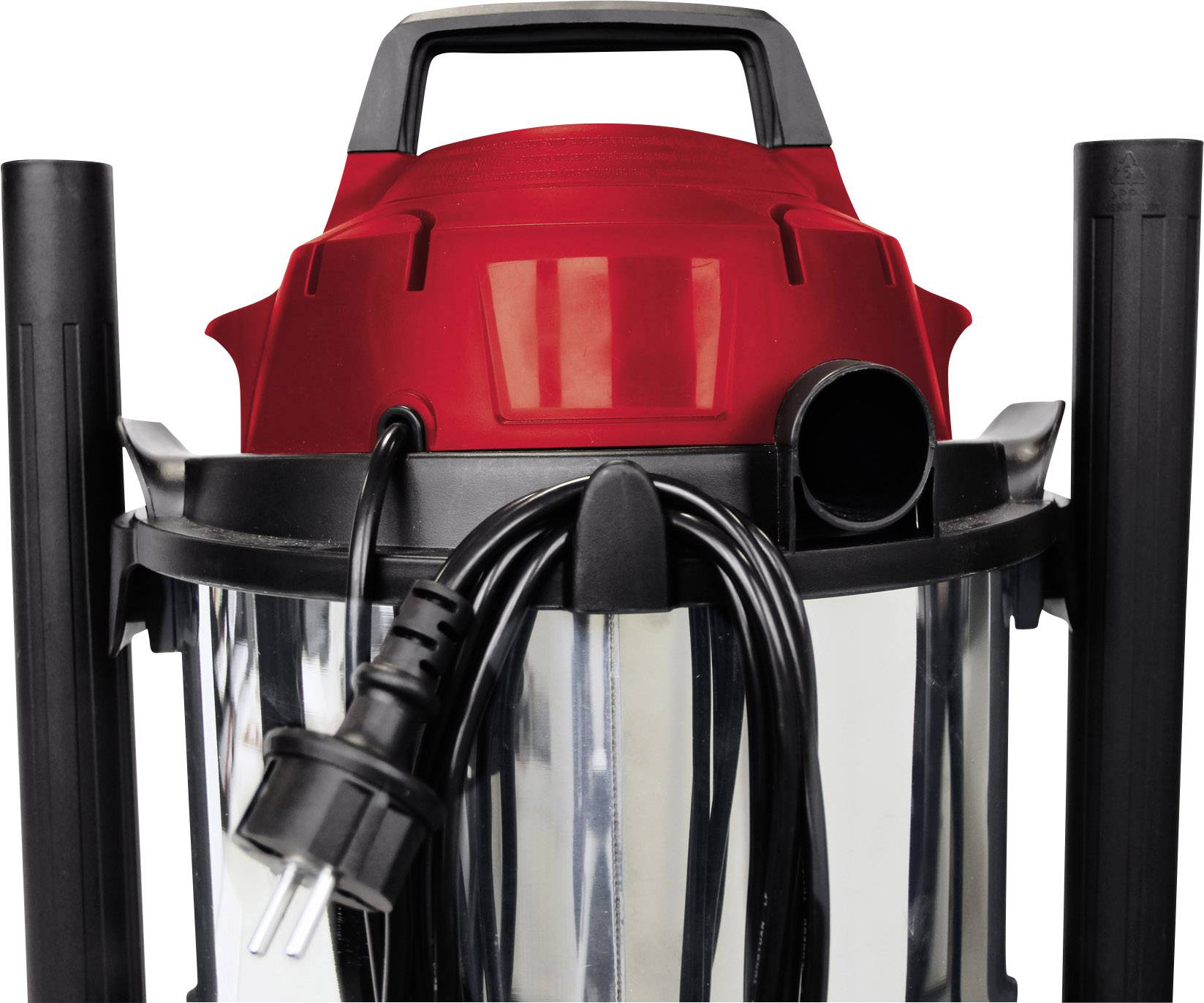 Zbliżenie czerwono-srebrnego przemysłowego odkurzacza z przewodem zasilającym i czarną rączką, odpowiedniego do użycia w warsztatach.