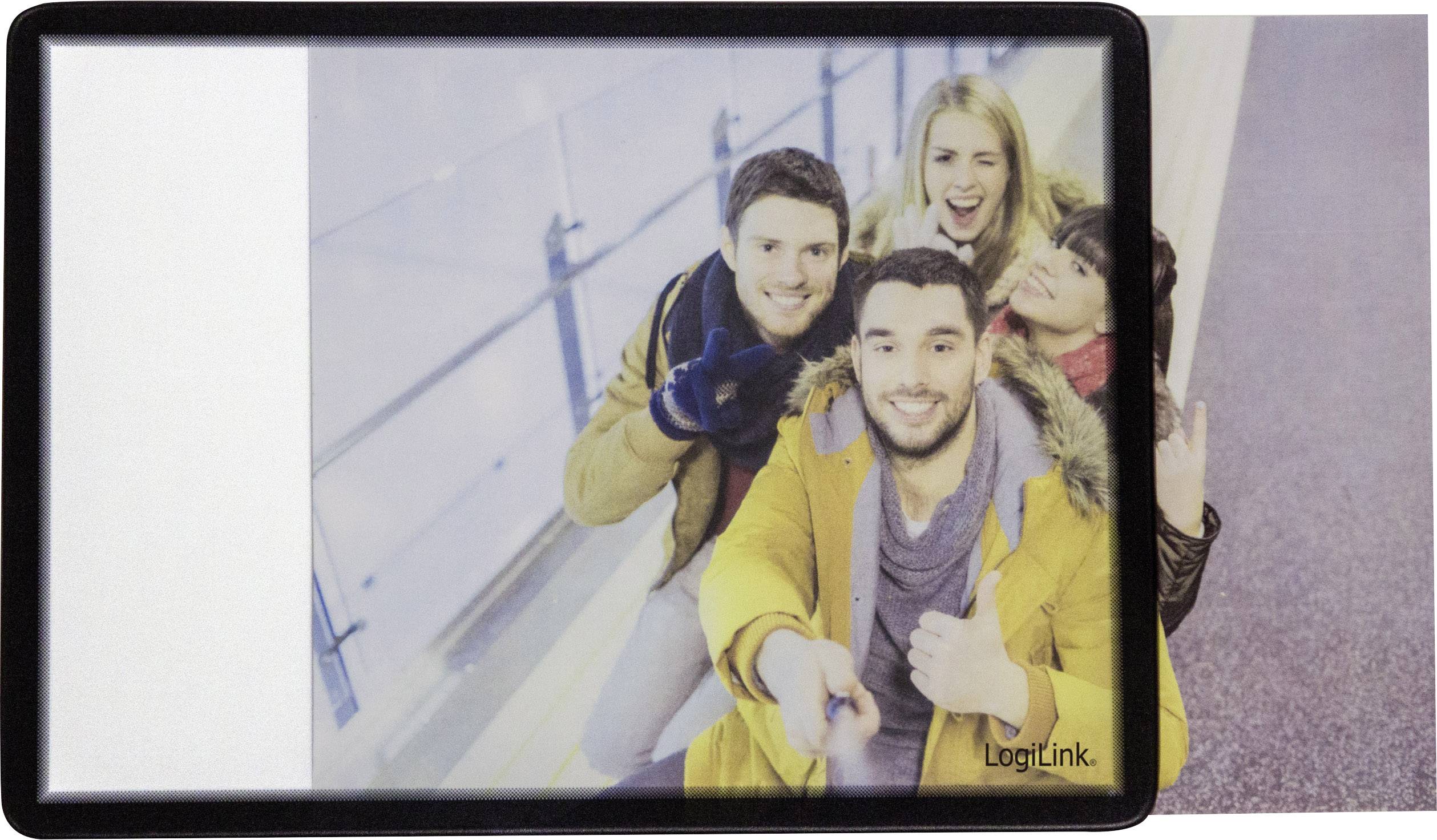 Czteroosobowa grupa uśmiechniętych ludzi robi sobie selfie za pomocą selfie-stika. Mają na sobie ciepłą odzież i stoją w pomieszczeniu.