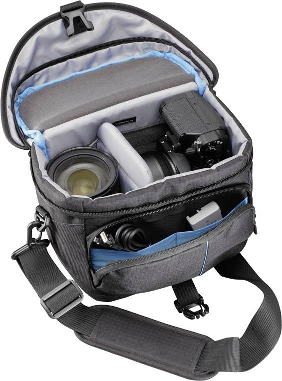 Torba na aparat fotograficzny z otwartym zamkiem błyskawicznym, prezentująca aparat, dwa obiektywy i akcesoria. Widoczne przestawne przegrody i pasek na ramię.