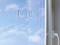 Trzy przezroczyste wieszaki na ubrania przyklejone są do okna, w tle widać niebo z chmurami. Po prawej stronie widoczna jest klamka okienna.