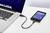 Laptop jest podłączony do smartfona za pomocą kabla USB. Oba urządzenia są włączone; wygląda na to, że wymiana danych jest w toku.