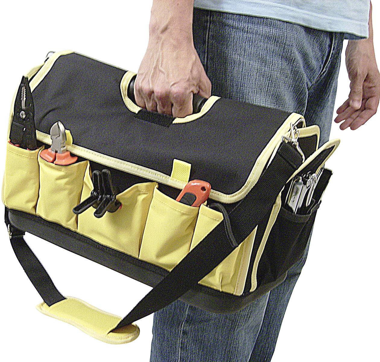 Osoba nosi czarną i żółtą torbę narzędziową z różnymi narzędziami, takimi jak szczypce i śrubokręty, umieszczonymi w różnych przegródkach.