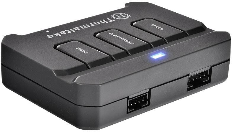 Czarny kontroler Thermaltake z przyciskami 'Mode', 'Play/Pause', 'Speed' i niebieskim podświetleniem. Plastikowe złącza kablowe po bokach.