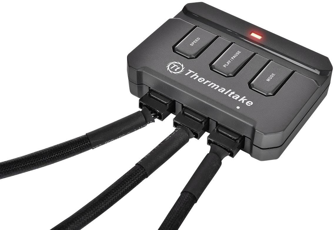 Jednostka sterująca firmy Thermaltake z trzema przyciskami ('LED', 'Prędkość wentylatora', 'Tryb'), podłączona trzema kablami. Wskaźnik LED świeci na czerwono.