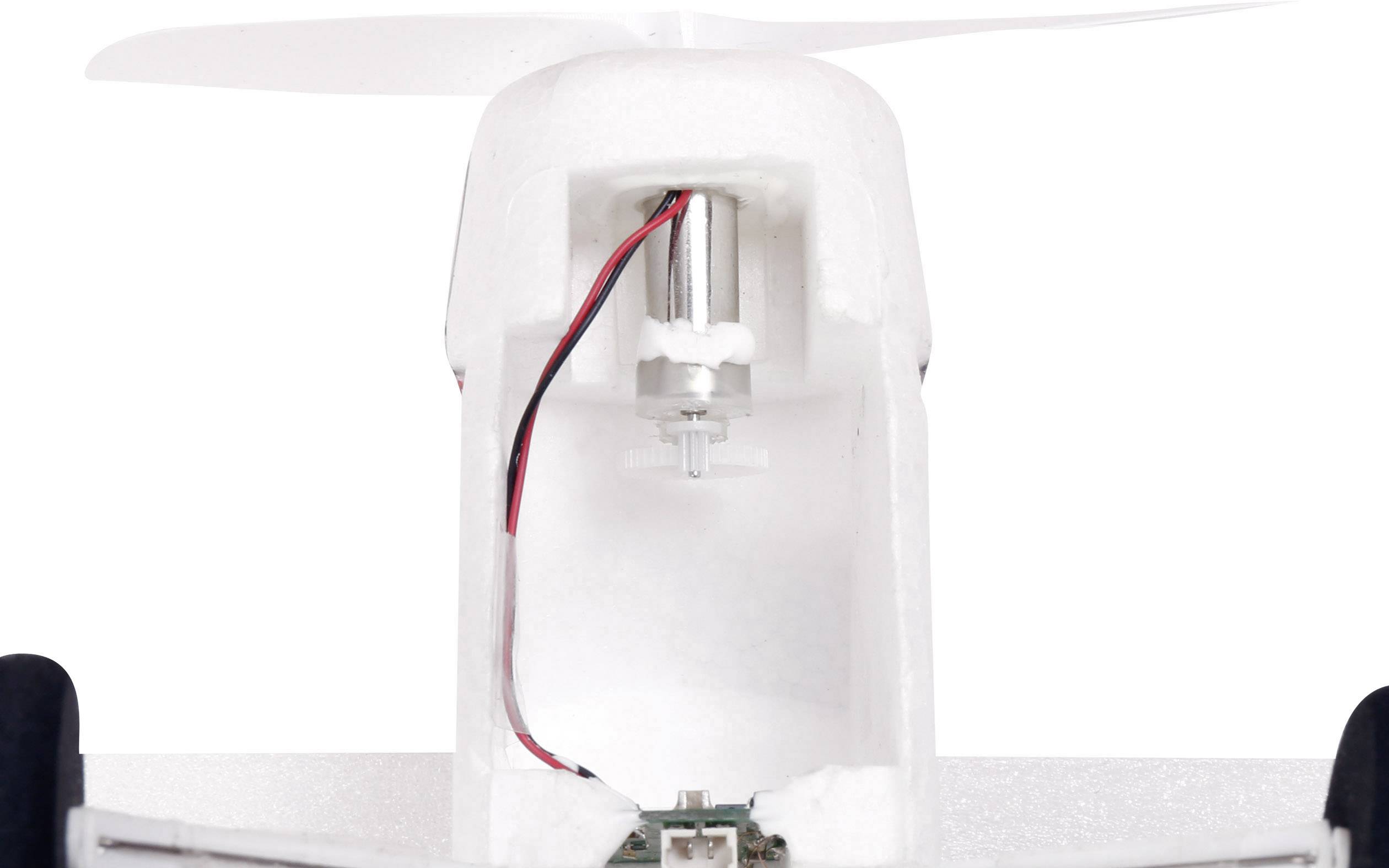 Zbliżenie modelu samolotu z widocznymi kablami i silnikiem w tylnej części, podkreślające techniczny aspekt statku powietrznego.