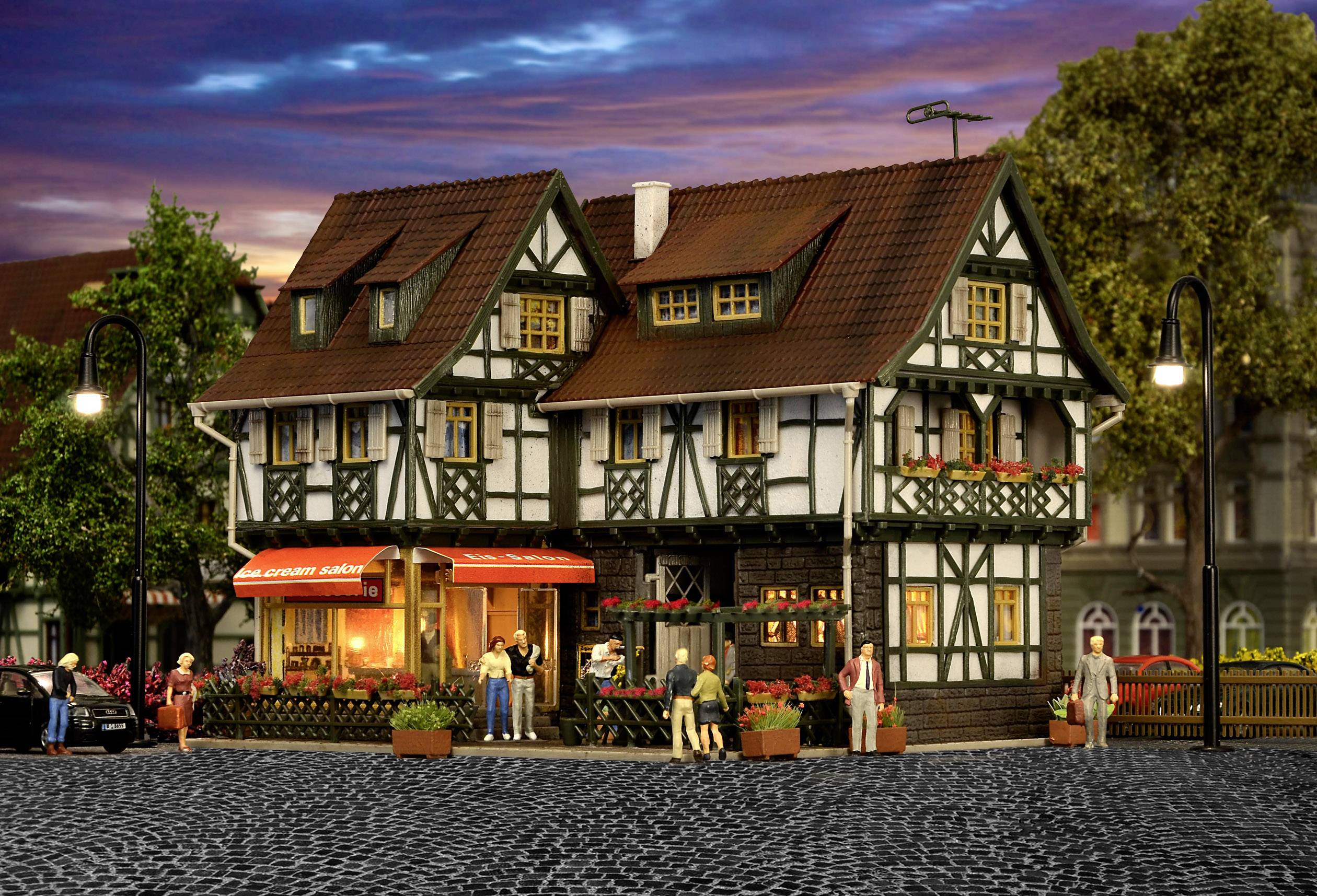 Мебльована кондитерська з кафе-морозивом Vollmer 43683 H0 комплект для складання 1 шт.