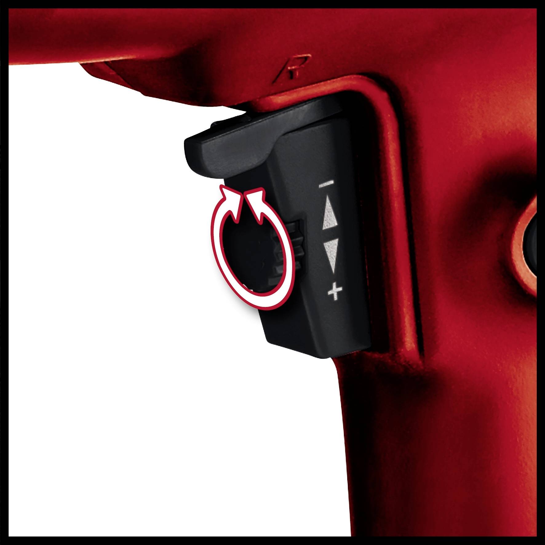 Zbliżenie czerwonego przełącznika z symbolami strzałek. Przełącznik posiada znaki plus i minus do regulacji głośności.